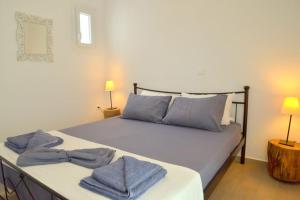 A bed or beds in a room at Katy House