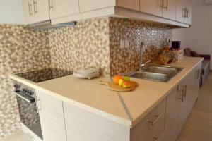 A kitchen or kitchenette at Katy House