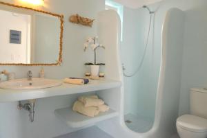 A bathroom at Katy House
