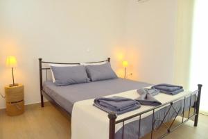A bed or beds in a room at Katy House