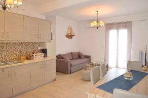 A kitchen or kitchenette at Katy House