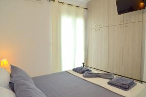 A bed or beds in a room at Katy House