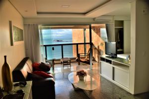 フォルタレザにあるSeaflats Iracema Residenceの海の見えるリビングルーム