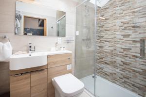 e bagno con lavandino, servizi igienici e doccia. di Coach House B & B ad Alnwick