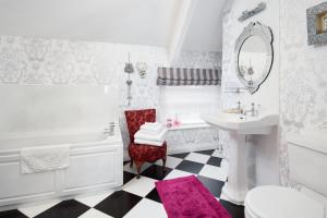 a bathroom with a black and white checkered floor at Coach House B & B in Alnwick