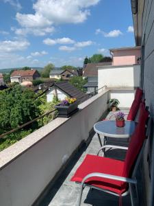 patio con mesa y sillas en el balcón en Moderne Ferienwohnung mit Balkon im schönen Saarland, en Pachten
