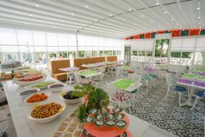 Habitación grande con una mesa con comida. en Buyukada Cankaya Hotel, en Büyükada
