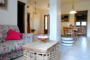 een woonkamer met een bank en een tafel bij A Casa di Kri in Selva di Fasano