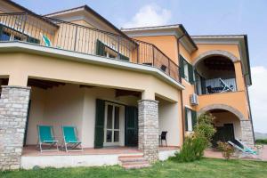 a house with two chairs on the balcony at Il Casale in Capoliveri