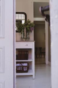une armoire blanche avec des plantes dans un couloir dans l'établissement Hotell Villa Borgen, à Visby