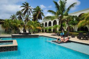 Hồ bơi trong/gần voco Surfside Aruba by IHG