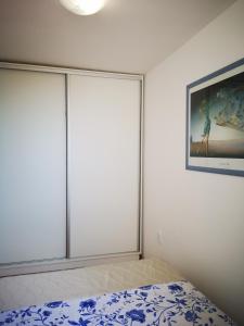 Posteľ alebo postele v izbe v ubytovaní Lovely apartment near the beach with a sea view