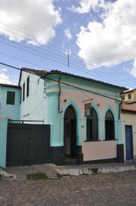 un edificio azul y blanco con una valla delante en Pousada Nossa Casa, en Lençóis