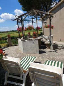 2 sedie a sdraio e un gazebo in un patio di Minivilla a Viterbo a 5 minuti dal centro a Viterbo