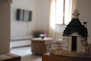 een speelgoedhuis bovenop een tafel bij A Casa di Kri in Selva di Fasano
