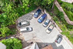 einen Blick über die auf einem Parkplatz geparkt Autos in der Unterkunft Terrace Apartments at City Park in Budapest