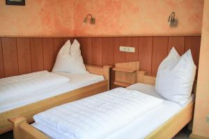Postel nebo postele na pokoji v ubytování Gasthof Kornbachtal