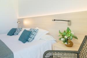 Кровать или кровати в номере Hotel Playa Mondrago