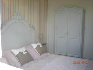 מיטה או מיטות בחדר ב-Gite de Grandcamp Maisy