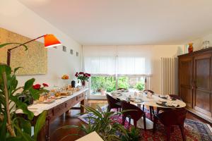 uma sala de jantar com uma mesa longa e cadeiras em L'Angolo di Lore B&B em Fano