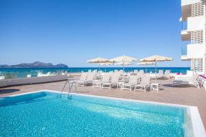 Bazén v ubytovaní Grupotel Picafort Beach alebo v jeho blízkosti