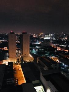a city skyline at night with buildings and lights at Ap Brás expo center SP templo Salomão feira da madrugada in São Paulo