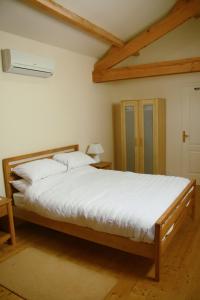 una camera da letto con un letto grande con lenzuola bianche di Loire Escapes a Berrie Altre 26 foto
