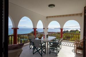 balcón con mesa, sillas y vistas al océano en Villa Maria by RentalsPro - Ouranoupoli Halkidiki, en Ouranoupoli