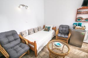 A seating area at Stelios Rooms