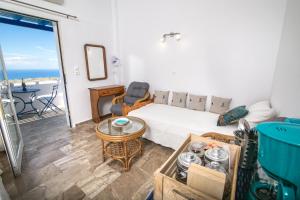 A seating area at Stelios Rooms