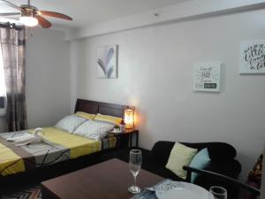 Rúm í herbergi á Mak'z Condo Place