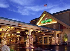 un edificio con un cartel de hotel en Silverton Casino Lodge - Newly Renovated, en Las Vegas
