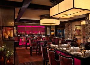 um restaurante com um bar com mesas e cadeiras em Silverton Casino Lodge - Newly Renovated em Las Vegas