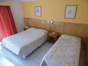 Rúm í herbergi á Hotel Manutara