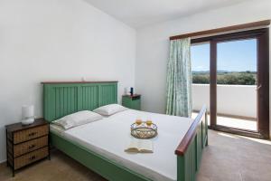 Cedrus and Sea, beachfront house, Gennadi, Rhodes tesisinde bir odada yatak veya yataklar