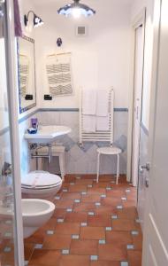 アマルフィにあるB＆B イル ポルティチョロ ディ アマルフィのバスルーム(トイレ、洗面台付)