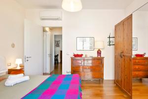 A bed or beds in a room at Flat in the heart of Pisa