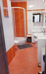 Un baño con ducha, inodoro y lavabo. en Apartments Bulwar Portowy, en Ustka 9 fotos más