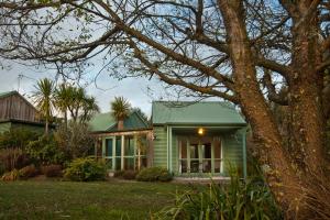 ein grünes Haus mit grünem Dach in der Unterkunft Whakaipo Lodge in Taupo