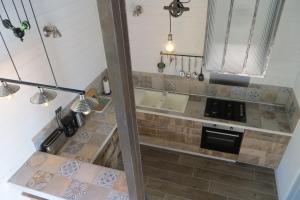 una cucina con lavello e fornello di LA GRANGE a Montlouis-sur-Loire Altre 14 foto