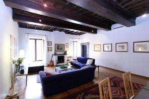 ローマにあるNavona Flatのリビングルーム(青いソファ、暖炉付)