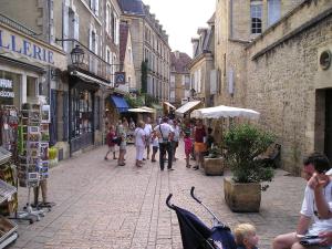 a group of people walking down a street at Location Secrète Sarlat in Sarlat-la-Canéda