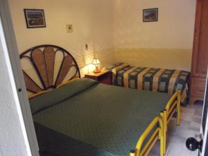 pokój hotelowy z 2 łóżkami i kanapą w obiekcie L'Oasi di Recale w mieście Scauri