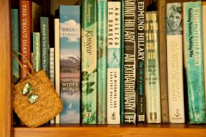 półka pełna książek w obiekcie Whakaipo Lodge w mieście Taupo