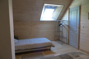una camera con letto, finestra e scala di LA GRANGE a Montlouis-sur-Loire
