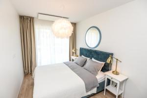 En eller flere senge i et værelse på Luxury Apartment Malūno Vilos