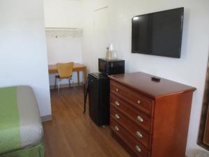 A television and/or entertainment centre at Motel 6-Meridian, MS