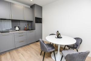 Køkken eller tekøkken på Luxury Apartment Malūno Vilos + 17 billeder