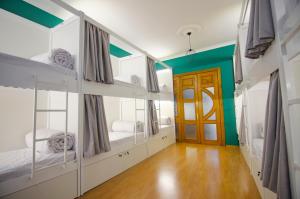 een kamer met 2 stapelbedden en een deur bij Friends Hostel Lviv Rustaveli str in Lviv