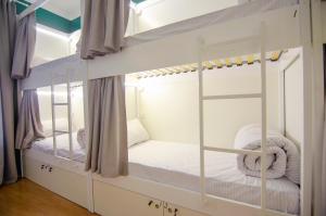 เตียงสองชั้นในห้องที่ Friends Hostel Lviv Rustaveli str